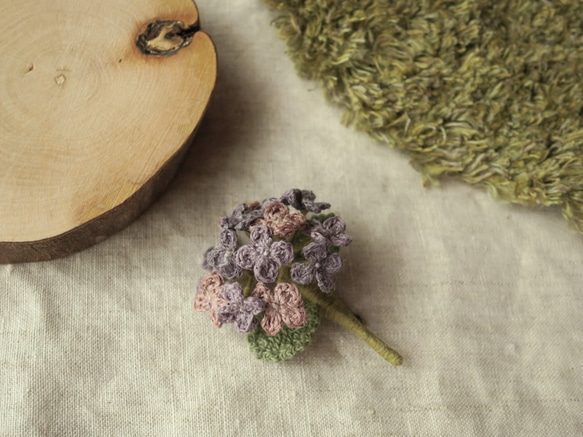 繡球花的紫色胸花 第1張的照片