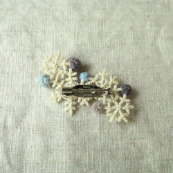 雪の結晶のブローチ・紫とみずいろ 2枚目の画像