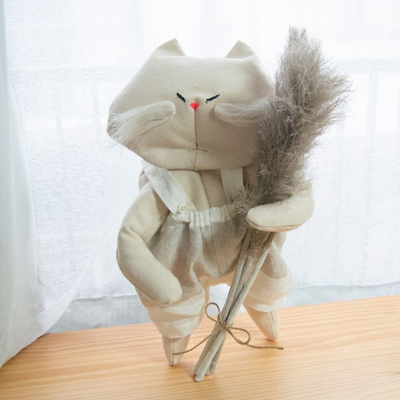 「遠州織物」で作った座る白猫「レディさん」のアートなぬいぐるみオブジェ(※送料別100サイズ料金) 1枚目の画像