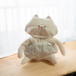 「遠州織物」で作った座る白猫「レディさん」のアートなぬいぐるみオブジェ(※送料別100サイズ料金) 5枚目の画像
