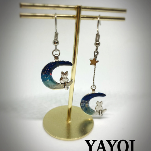 宇宙柄✲三日月猫のアシンメトリーピアスorイヤリング ピアス（その他