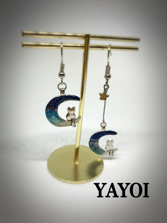 宇宙柄✲三日月猫のアシンメトリーピアスorイヤリング ピアス（その他 