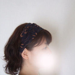 ラスト完成品のみ*　きれいな刺繍サークル*マーガレット　ネイビー　薄手コットンのゆるターバン**ヘアバンド 1枚目の画像