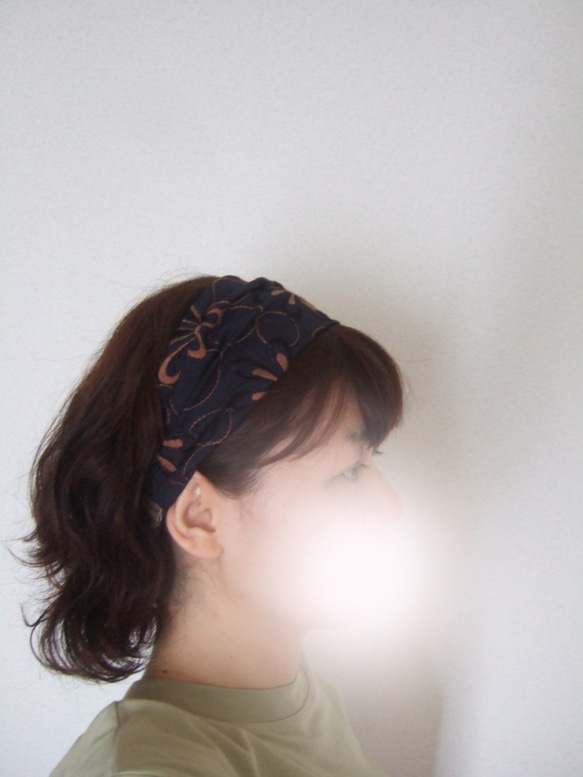 ラスト完成品のみ*　きれいな刺繍サークル*マーガレット　ネイビー　薄手コットンのゆるターバン**ヘアバンド 1枚目の画像