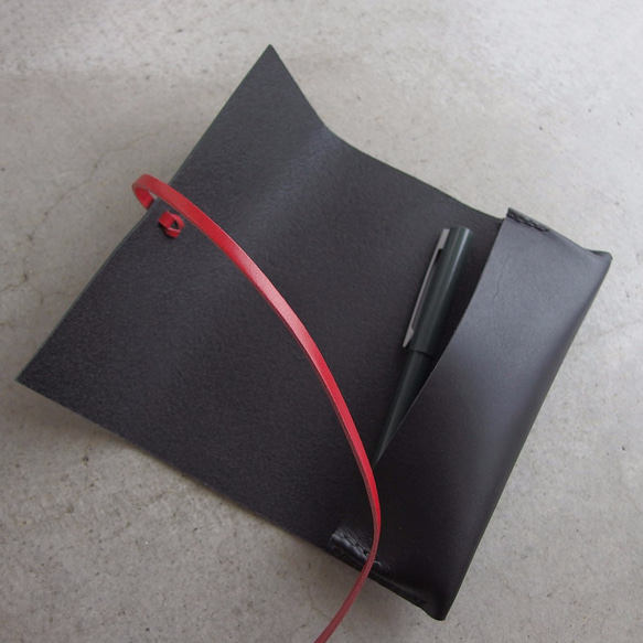 【 メガネケース maki 】urushiブラック 黒糸 KAKURA 牛革 手縫い 紐巻き 名入れ刻印可 4枚目の画像
