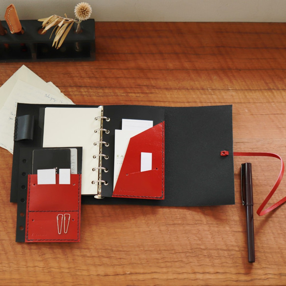 [繩子纏繞迷你 6 孔系統筆記本，3 件套] urushi 黑色，黑線，KAKURA，手工縫製牛皮，可雕刻 第1張的照片