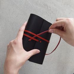[繩子纏繞迷你 6 孔系統筆記本，3 件套] urushi 黑色，黑線，KAKURA，手工縫製牛皮，可雕刻 第4張的照片
