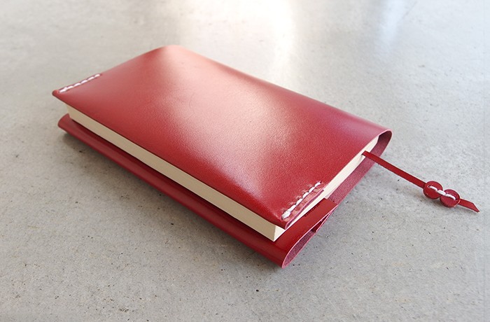 【レザーブックカバー bunko 】レッド 白糸 KAKURA  文庫 手縫い 牛革 名入刻印可