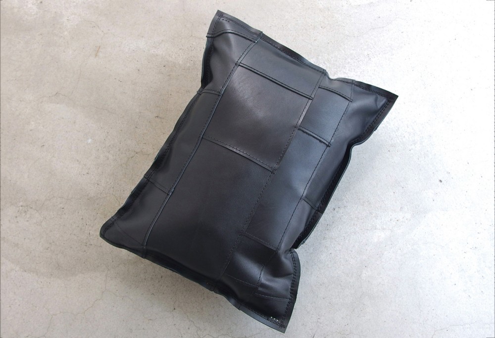 【 レザークッション tunagu 35×26 】ブラック 牛革 本革 KAKURA 国内送料無料