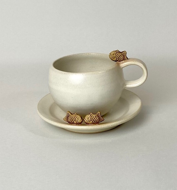 【受注制作品】タイヤキのコーヒーカップとソーサー（白マット、ソーサー夫婦タイプ）