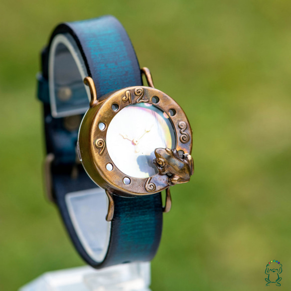 池をのぞく蛙腕時計Mオーロラ 4枚目の画像