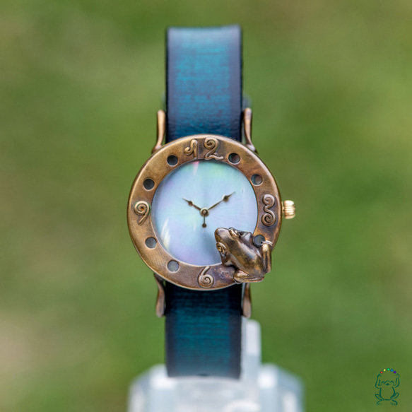 池をのぞく蛙腕時計Mオーロラ 5枚目の画像