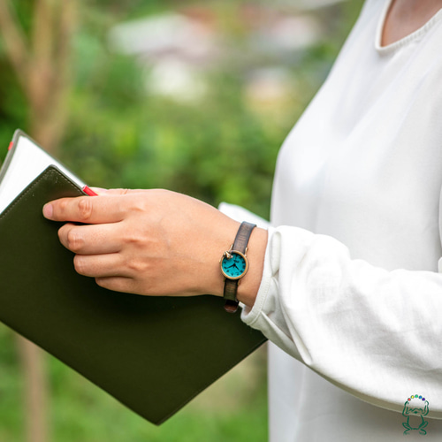 池をのぞく蛙腕時計S渋青緑 江戸文字 腕時計 カエルの時計屋さん（OLIE