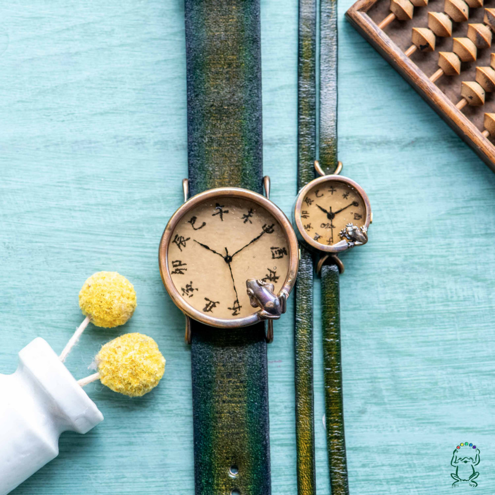 沼を覗くカエル腕時計LとSS