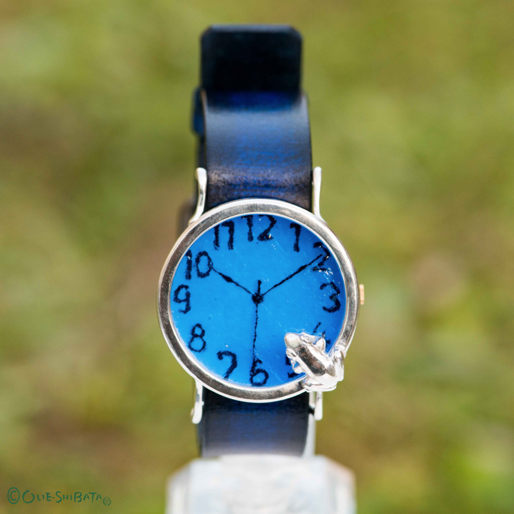 池をのぞく蛙腕時計L深青SI