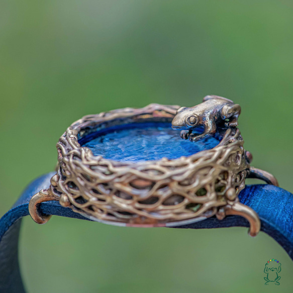 金魚の様に優雅に泳ぎたいと思う蛙腕時計Mパステルブルー 5枚目の画像