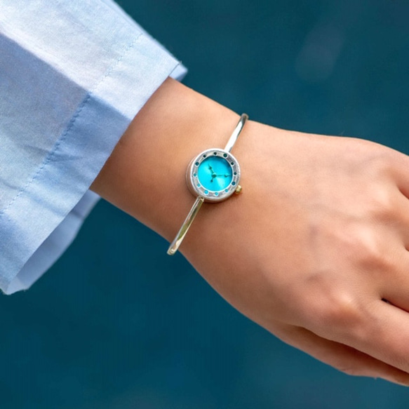 晴れやかブルーのバングル型腕時計S青 4枚目の画像