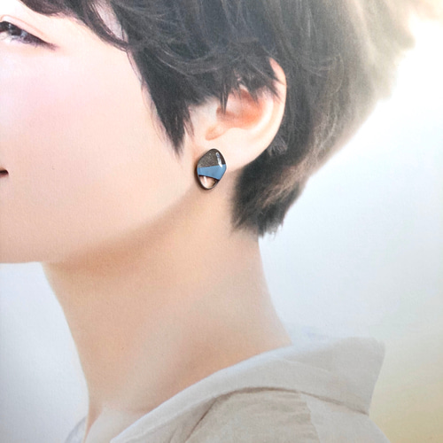 北欧カラーのレジンピアス/シルバー×アイスブルー アレルギー対応  