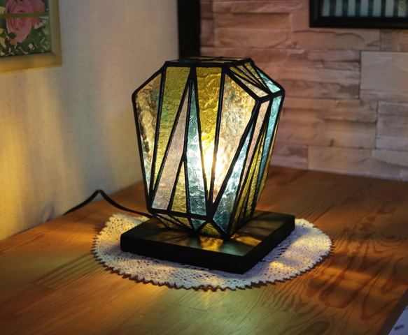 透明系のカラーとクリアーのパターンガラスで作ったステンドグラスの偏壺型のランプ 4枚目の画像