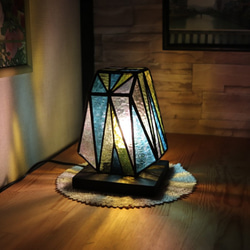透明系のカラーとクリアーのパターンガラスで作ったステンドグラスの偏壺型のランプ 2枚目の画像