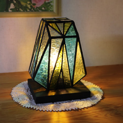 透明系のカラーとクリアーのパターンガラスで作ったステンドグラスの偏壺型のランプ 3枚目の画像