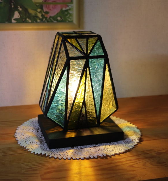 透明系のカラーとクリアーのパターンガラスで作ったステンドグラスの偏壺型のランプ 3枚目の画像