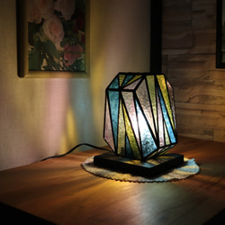 透明系のカラーとクリアーのパターンガラスで作ったステンドグラスの偏壺型のランプ 1枚目の画像