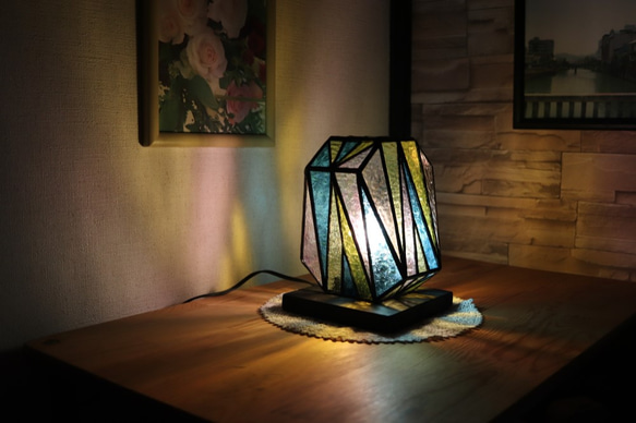 透明系のカラーとクリアーのパターンガラスで作ったステンドグラスの偏壺型のランプ 1枚目の画像
