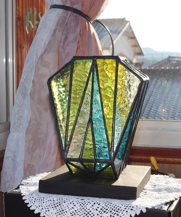 透明系のカラーとクリアーのパターンガラスで作ったステンドグラスの偏壺型のランプ 5枚目の画像
