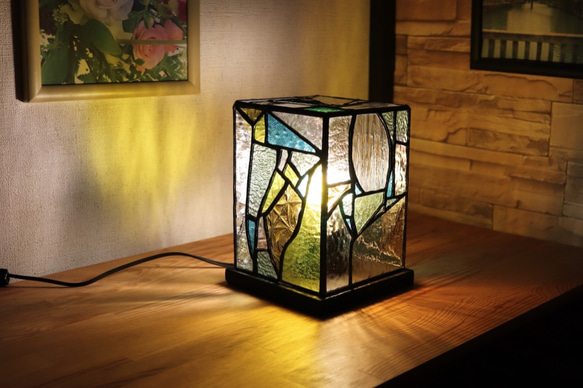 透明系のパターンガラスをミックスして作ったボックス型ランプ 1枚目の画像