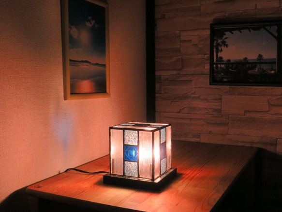 ステンドグラスのBOX型ランプ 3枚目の画像