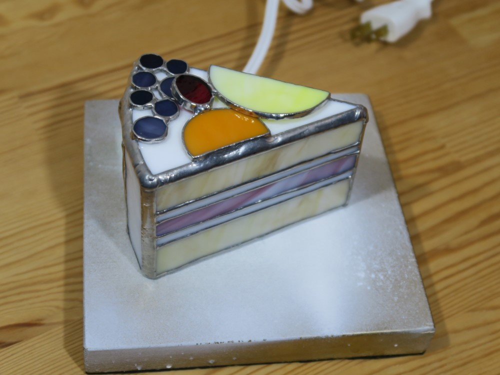 ステンドグラスのショートケーキ型ランプ