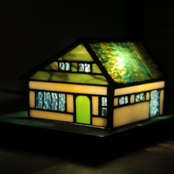ステンドグラスのホームハウスの可愛いランプ 2枚目の画像