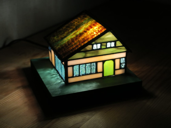 ステンドグラスのホームハウスの可愛いランプ 4枚目の画像