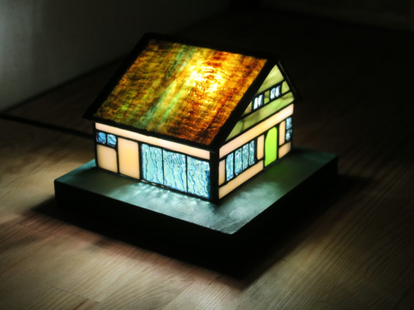 ステンドグラスのホームハウスの可愛いランプ 5枚目の画像