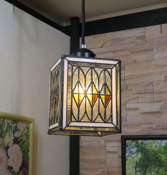 教会の窓をモチーフのステンドグラスのシーリングランプ シーリング