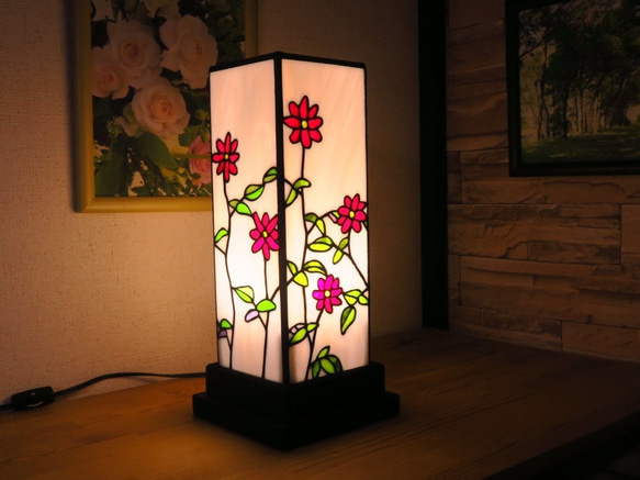 ステンドグラスの花模様の四角柱のランプスタンド 台は木製です
