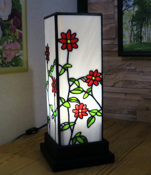 ステンドグラスの花模様の四角柱のランプスタンド 台は木製です