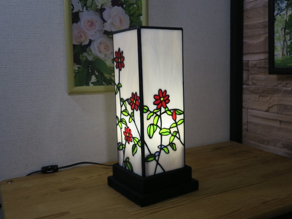 ステンドグラスの花模様の四角柱のランプスタンド 台は木製です