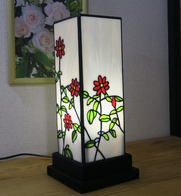 ステンドグラスの花模様の四角柱のランプスタンド 台は木製です