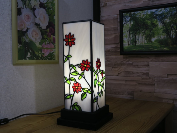 ステンドグラスの花模様の四角柱のランプスタンド 台は木製です