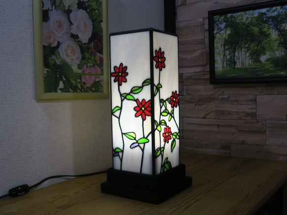 ステンドグラスの花模様の四角柱のランプスタンド 台は木製です