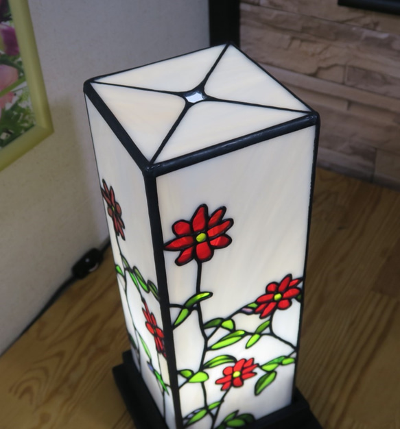 ステンドグラスの花模様の四角柱のランプスタンド 台は木製です