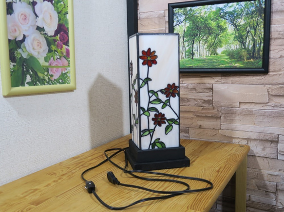 ステンドグラスの花模様の四角柱のランプスタンド 台は木製です