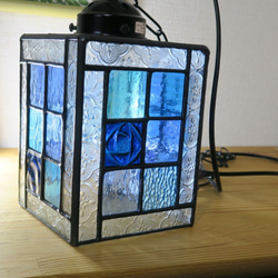 清々しい淡いブルー、淡いパープルとクリアーのパターンガラスで作ったステンドグラスのシーリングランプ 1枚目の画像