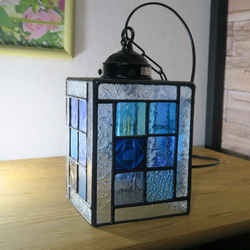 清々しい淡いブルー、淡いパープルとクリアーのパターンガラスで作ったステンドグラスのシーリングランプ 7枚目の画像