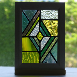 透明系の色ガラスでデザインしたステンドグラスの可愛いパネル 3枚目の画像