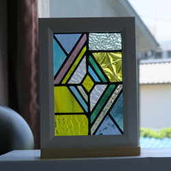 透明系の色ガラスでデザインしたステンドグラスの可愛いパネル 4枚目の画像