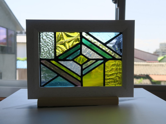 透明系の色ガラスでデザインしたステンドグラスの可愛いパネル 5枚目の画像