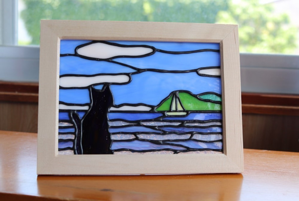 「窓辺の猫」ステンドグラスで作った可愛いミニパネルです。 1枚目の画像